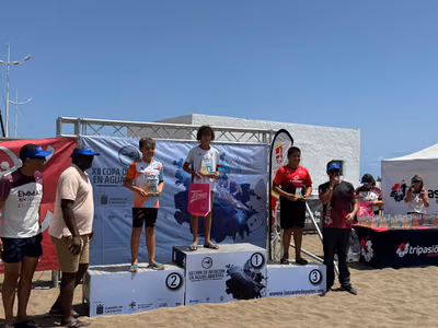 Imagen 10 de Nadamás brilla en la XVI Travesía EMMAX Playa Honda 2026 con seis victorias y una participación masiva