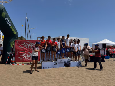 Imagen 11 de Nadamás brilla en la XVI Travesía EMMAX Playa Honda 2026 con seis victorias y una participación masiva