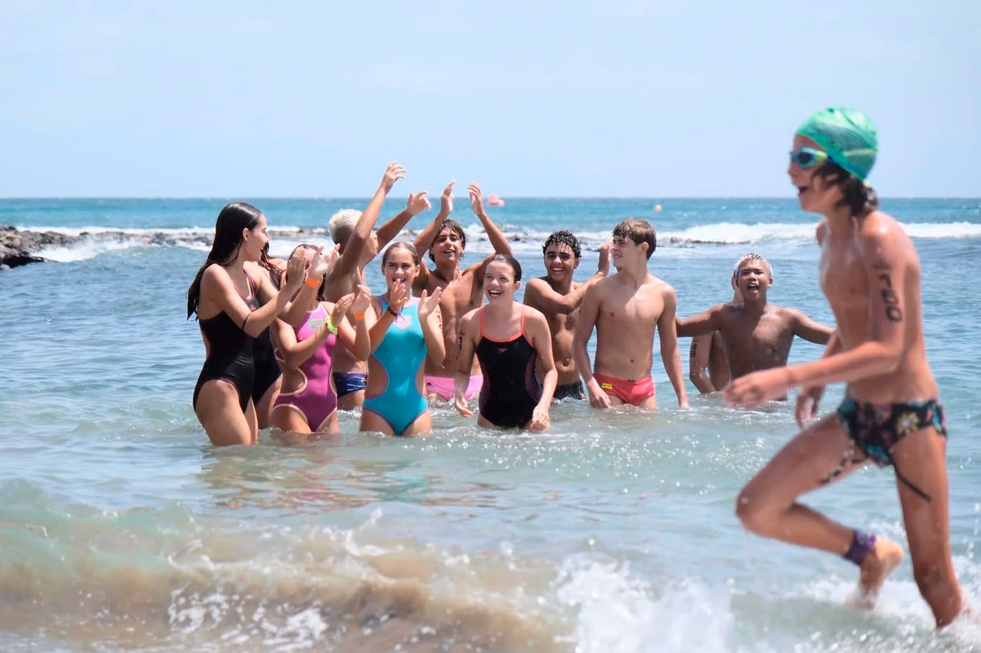 Fotografía 3 de Nadamás brilla en la XVI Travesía EMMAX Playa Honda 2026 con seis victorias y una participación masiva