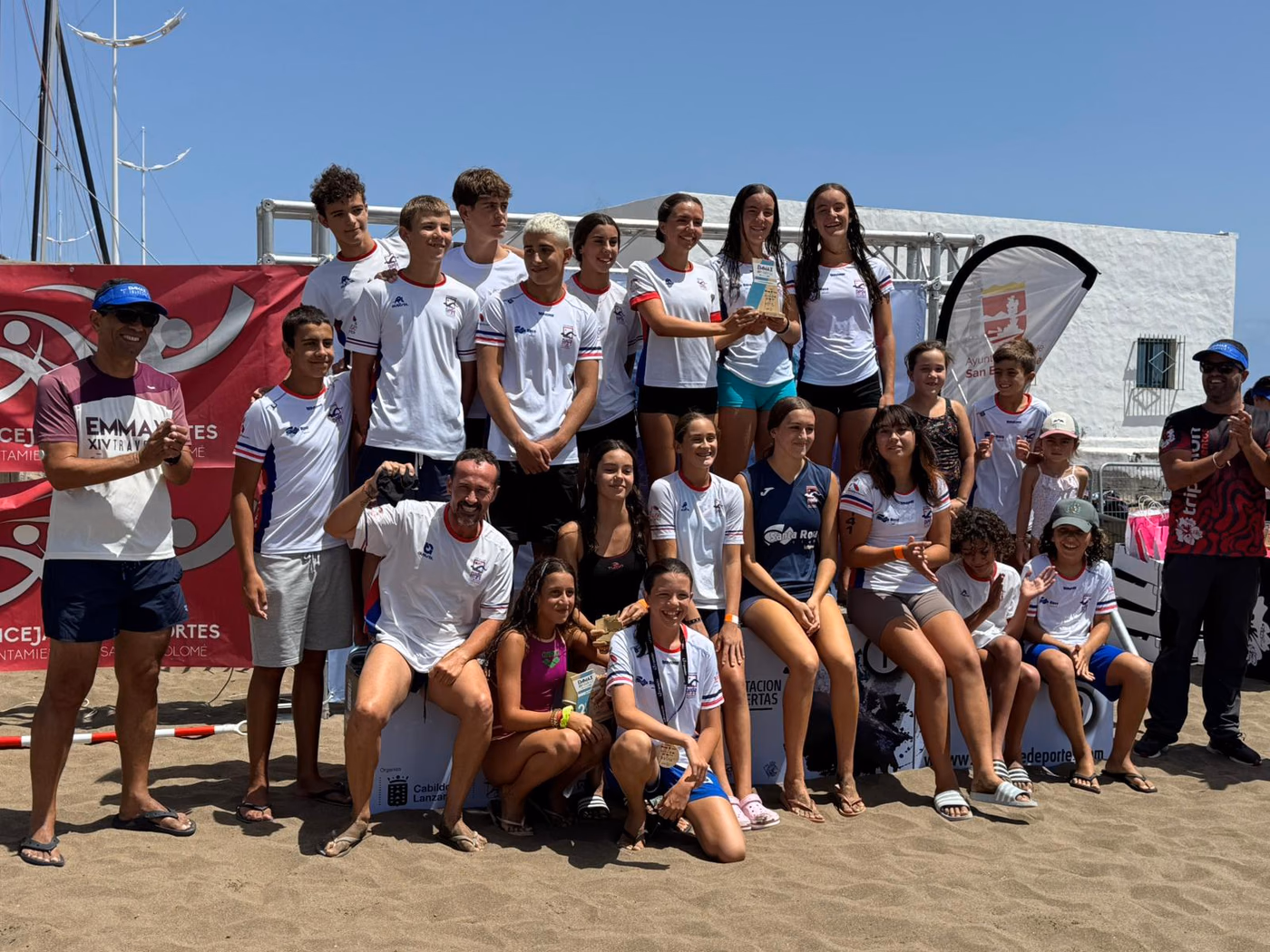 Fotografía 7 de Nadamás brilla en la XVI Travesía EMMAX Playa Honda 2026 con seis victorias y una participación masiva